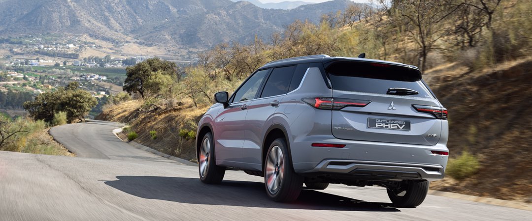 Nové Mitsubishi OUTLANDER PHEV 4X4 - jistota za volantem