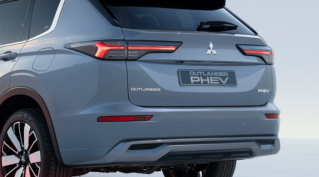 Nové Mitsubishi OUTLANDER PHEV 4X4 - signalizace nouzového brzdění Nové Mitsubishi OUTLANDER PHEV 4X4 - signalizace nouzového brzdění