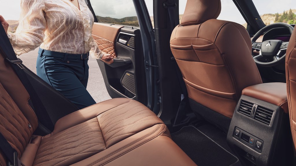 Nové Mitsubishi OUTLANDER PHEV - upozornění na cestující na zadních sedadlech
