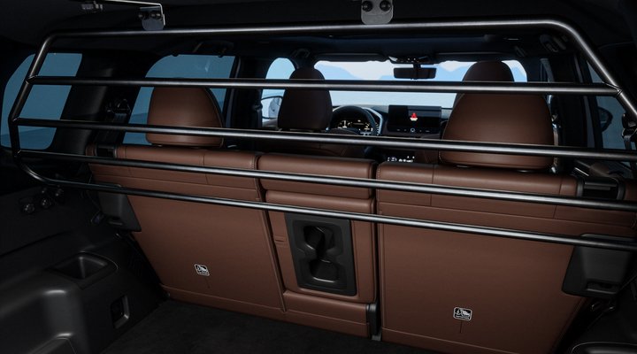 Nové Mitsubishi OUTLANDER PHEV - ochranná / dělící mříž