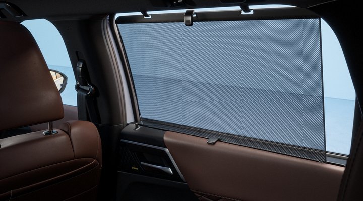 Nové Mitsubishi OUTLANDER PHEV - sluneční clony pro zadní dveře