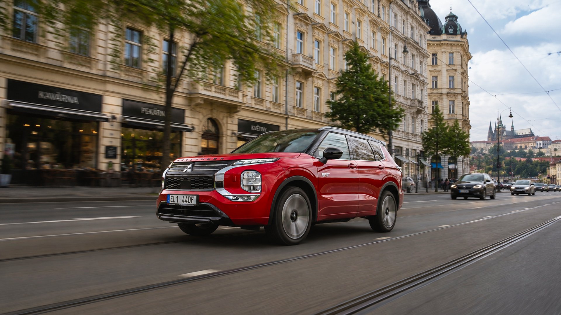 Mitsubishi Outlander PHEV 25 let - bezemisní provoz ve městě