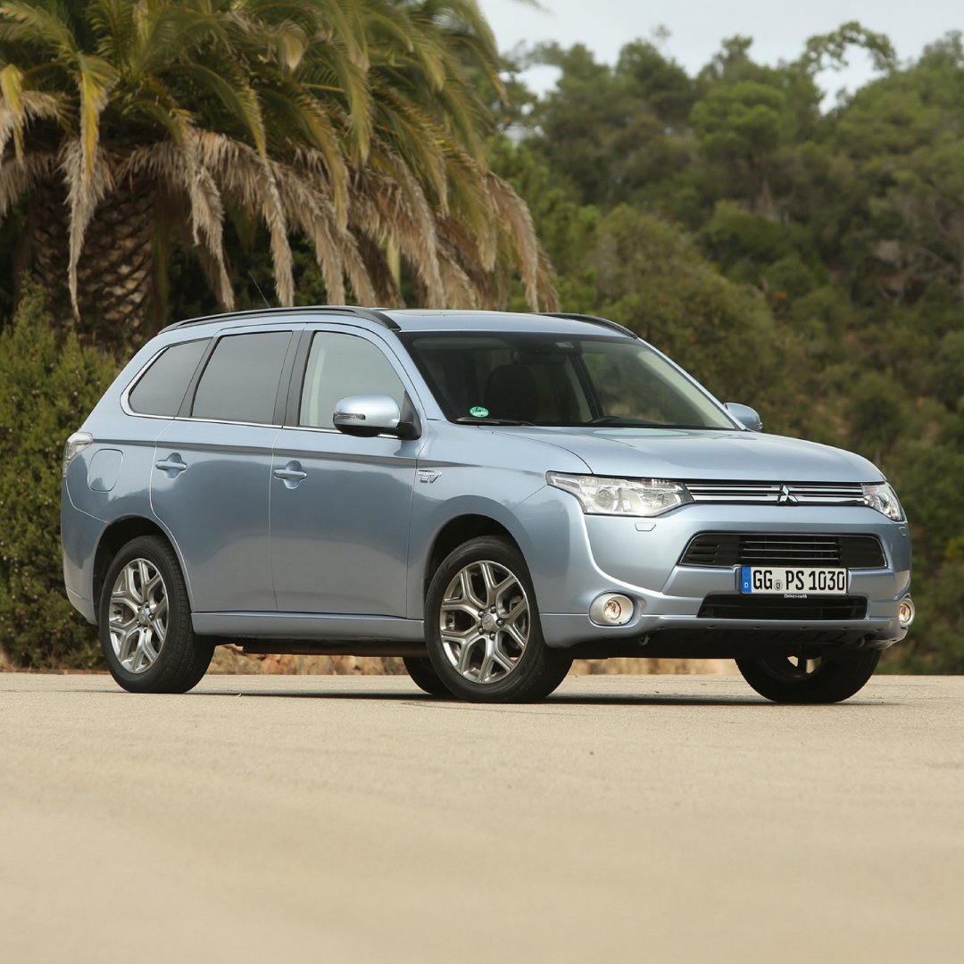 Mitsubishi Outlander PHEV 25 let - 2013